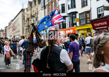 Le coup d'arrêt - Cornemuse Scotish joue alors que les manifestants défilent dans Cornmarket Street Oxford, en colère contre la suspension du parlement. Banque D'Images