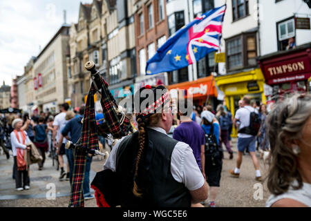 Le coup d'arrêt - Cornemuse Scotish joue alors que les manifestants défilent dans Cornmarket Street Oxford, en colère contre la suspension du parlement. Banque D'Images