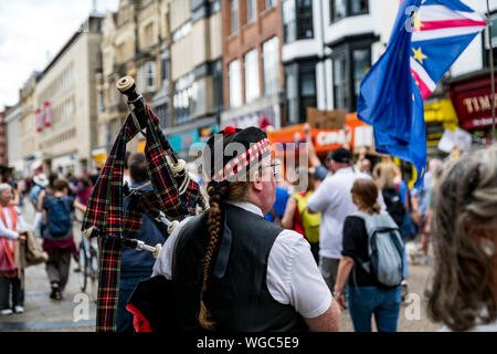 Le coup d'arrêt - Cornemuse Scotish joue alors que les manifestants défilent dans Cornmarket Street Oxford, en colère contre la suspension du parlement. Banque D'Images