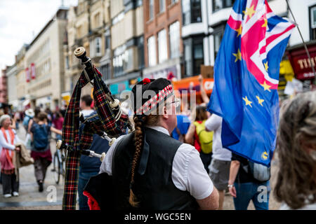 Le coup d'arrêt - Cornemuse Scotish joue alors que les manifestants défilent dans Cornmarket Street Oxford, en colère contre la suspension du parlement. Banque D'Images