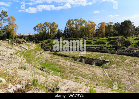 Vieux cultivé avec des escaliers d'herbe des ruines anciennes d'Anfiteatro Romano Syracuse Banque D'Images