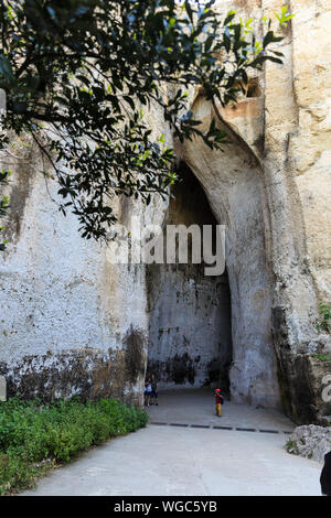 tourisme à l'entrée de la grotte Ear de Dionysius , miracle acoustique naturel Banque D'Images