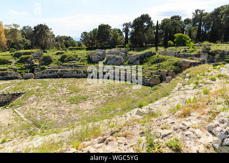 Vieux cultivé avec des escaliers d'herbe des ruines anciennes d'Anfiteatro Romano Syracuse Banque D'Images