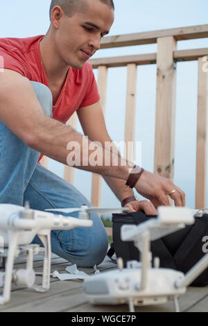 Jeune homme mise en stationnement. drone Close up shot Banque D'Images