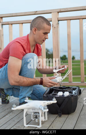 Jeune homme mise en stationnement. drone Close up shot Banque D'Images