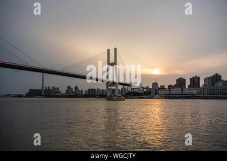 Une vue sur le pont Nanpu, un pont à haubans qui relie les deux côtés de la rivière Huangpu avec sa travée principale de 428 mètres, pendant le coucher du soleil. Banque D'Images