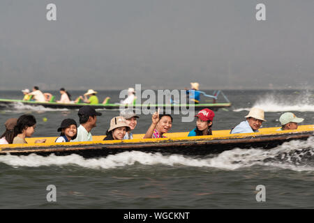 Inle, Myanmar - Avril 2019 : birmans ayant en bateau sur le lac Inle en longs bateaux traditionnels Banque D'Images