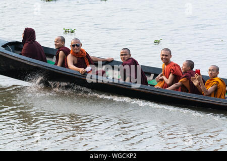 Inle, Myanmar - Avril 2019 : des moines birmans en bateau sur le lac Inle en bateau traditionnel Banque D'Images