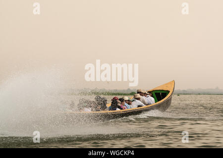 Inle, Myanmar - Avril 2019 : birmans ayant en bateau sur le lac Inle en longs bateaux traditionnels Banque D'Images