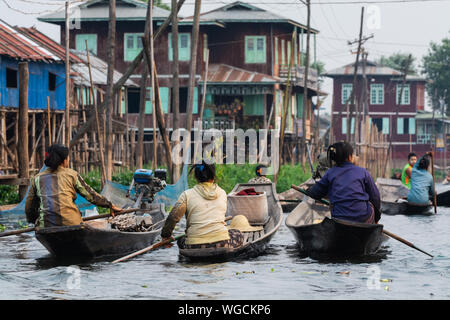 Inle, Myanmar - Avril 2019 : les femmes birmanes Mine Thauk barques dans village flottant Banque D'Images