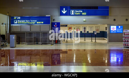 ROISSY CDG, FRANCE - 1 septembre 2019 : vérifier avant de quitter la zone douanière Terminal 2E de Roissy Charles de Gaulle. Banque D'Images