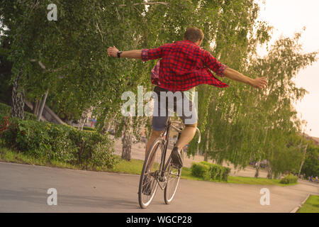 La liberté d'été. Trajet en vélo sans les mains. Banque D'Images