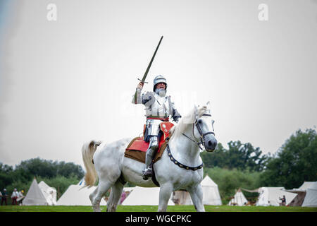 Chevalier en armure à cheval - Tewkesbury Fête médiévale 2019 Banque D'Images