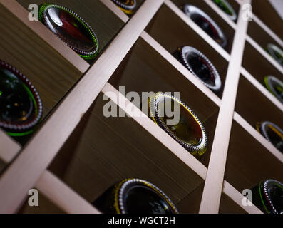 Les bouteilles de vin à la cave. Selective focus Banque D'Images
