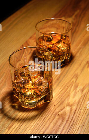 Wtill vie de deux verres de whisky sur le bar. Banque D'Images