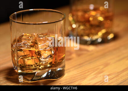 Wtill vie de deux verres de whisky sur le bar. Banque D'Images