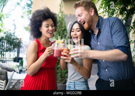 Groupe multiracial d'amis s'amuser et parler Banque D'Images