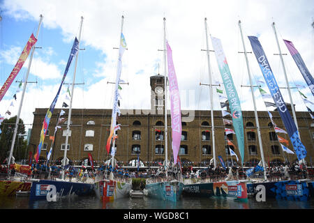 Les 11 équipes qui prennent part à la Clipper Round the World Race sur leurs bateaux à la cérémonie de départ à St Katharine Docks Marina, par la Tamise dans le centre de Londres, avant leur départ vers le bas de la rivière. Banque D'Images