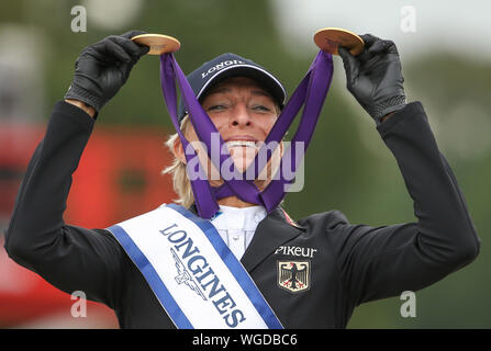 01 septembre 2019, Basse-Saxe, Luhmühlen : sport équestre, Equitation, European Championships : Allemand eventing rider Ingrid Klimke présente ses médailles d'or pour l'individu et de l'équipe victoires. Photo : Friso Gentsch/dpa Banque D'Images