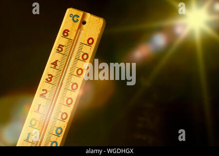 Le réchauffement climatique - thermomètre close up sur fond noir Banque D'Images