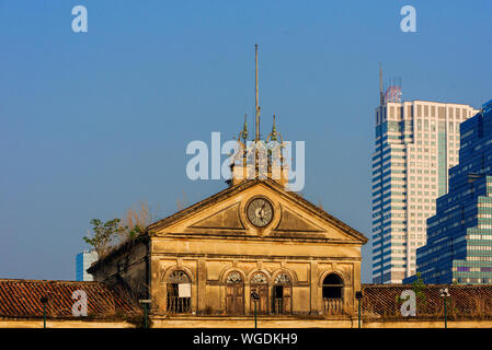 Fronton de la ruine l'Ancienne Douane le long de la Chao Phraya, Bangkok, Thaïlande Banque D'Images