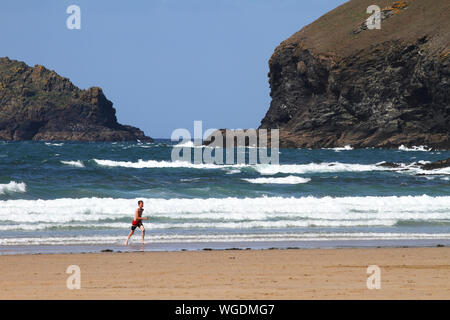 Le surf sur la plage de Polzeath, sur la côte nord de Cornwall Banque D'Images