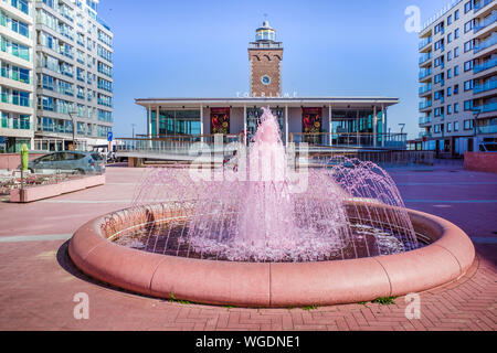 Knokke, Belgique - 29 juin 2019 : Violet fontaine en face du phare et office de tourisme à seaside resort Knokke-Heist le long de la mer du Nord d'authenticité Banque D'Images