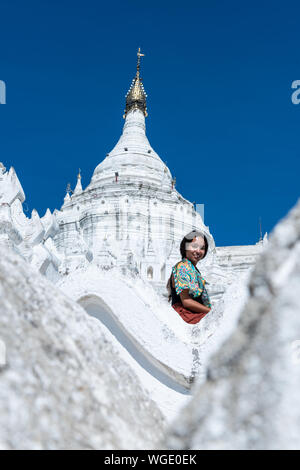 Photo verticale de jeunes'souriant à Hsinbyume Pagode, un célèbre temple bouddhique peint en blanc, situé à proximité de Mandalay, Myanmar Banque D'Images