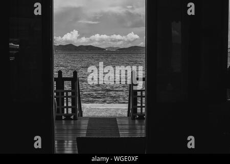 Sur La Mer Par Une Porte Ouverte A Santorini Photo Stock Alamy