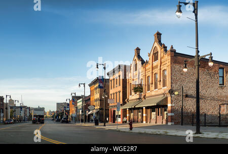 Syracuse, New York, USA. Le 31 août 2019. Vue vers le bas tôt le matin au nord de la rue Salina , Syracuse quartier la Petite Italie, près du centre-ville dans le nord de l'état Banque D'Images