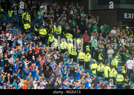 Rangers et Celtic fans séparés au cours de la Premiership match écossais Ladbrokes à Ibrox, Glasgow. Banque D'Images