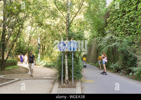 Paris verdure et jardin urbain - les gens se promener le long de la promenade plantée parc surélevé dans le 12e arrondissement de Paris, France, Europe. Banque D'Images