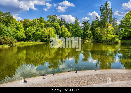 Lake dans le parc Ujazdow (Polonais : Park Château Ujazdowski) dans ville de Varsovie en Pologne Banque D'Images