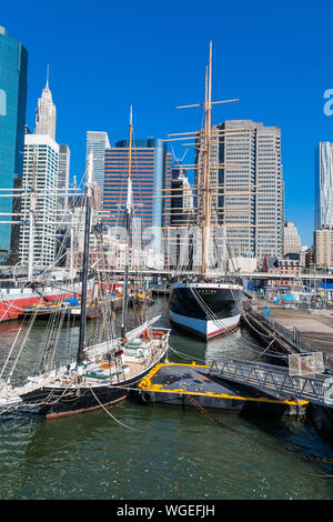 Manhattan South Street Seaport et pier, New York, USA - Bateaux amarrés au port avec des gratte-ciel en arrière-plan Banque D'Images