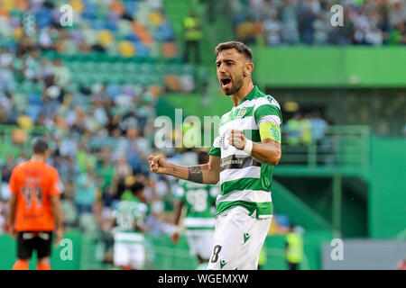 Bruno Fernandes de Sporting CP célèbre son but avec l'équipe au cours de la Ligue 2019-2020 NOS match de foot entre Sporting CP contre Rio Ave FC.(score final : Sporting CP 2 - 3 FC Rio Ave) Banque D'Images