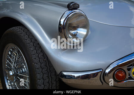 Close up of a silver classic voiture à une exposition de voiture Banque D'Images