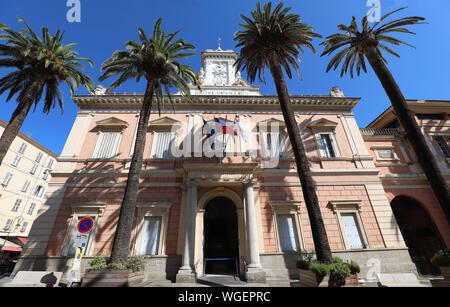 L'hôtel de ville d'Ajaccio encadrée par des feuilles de palmier, Corse, France. Banque D'Images