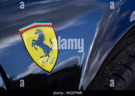 Gros plan d'une Ferrari 308 montrant l'insigne sur le devant de l'aile de hors-jeu Banque D'Images