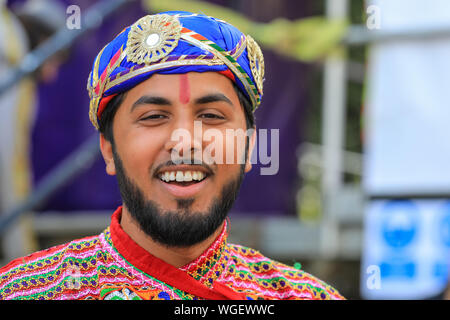 Londres, Royaume-Uni. Du 1er septembre 2019. Artistes de l'école de danse le Foram, y compris les enfants et les adultes, Showcase, danse Bollywood Gujarati traditionnelle se déplace et beaucoup plus à la London Mela, un festival mettant en valeur la culture asiatique, la danse, la musique et la nourriture dans Southall Park, Londres. Credit : Imageplotter/Alamy Live News Banque D'Images