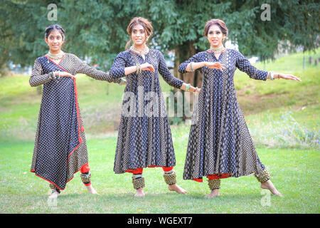 Londres, Royaume-Uni. Du 1er septembre 2019. Le groupe de danseurs de West London effectuer certaines danses traditionnelles élégant à la London Mela, un festival mettant en valeur la culture asiatique, la danse, la musique et la nourriture dans Southall Park, Londres. Credit : Imageplotter/Alamy Live News Banque D'Images