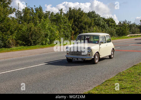 1962 60s blanc Morris mini à la Bradford to Morecambe Charity 2019 rallye de voitures d'époque, vieux, véhicule rétro des années 60, automobile historique, transport, antique classique, collection, transport automobile, design, moteur, conduite, historique, histoire, spectacle, moteur, collection restaurée, style, course de véhicule historique. Banque D'Images