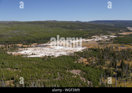 Donnant sur le bassin de biscuit sur un après-midi d'automne de l'Bassin Biscuit donnent sur le long du sentier en boucle de Mystic Falls dans le Parc National de Yellowstone. Biscu Banque D'Images