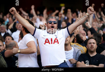 Un fan de Tottenham Hotspur montre leur soutien dans les peuplements au cours de la Premier League match à l'Emirates Stadium, Londres. Banque D'Images