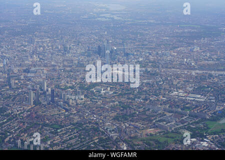 Londres, Royaume-Uni - 21 août 2019- vue aérienne du centre de Londres, la City de Londres et la Tamise vu d'avion fenêtre. Banque D'Images