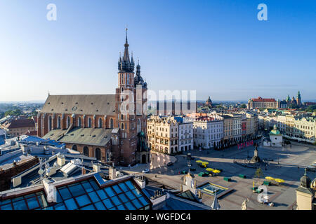 Cracovie, Pologne. Vue aérienne de la vieille ville, avec la place du marché (Rynek), l'église gothique Sainte Marie (statue de Mickiewicz, Mariacki), Saint Adalbert petit ch Banque D'Images