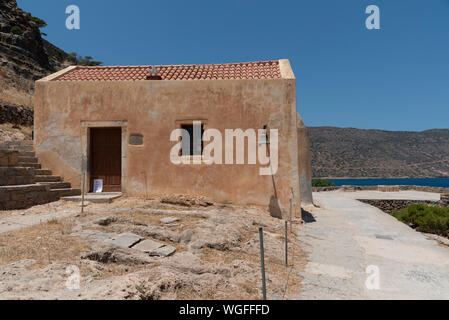L'île de Spinalonga, la Crète, Grèce. L'église de St George, vers 1661, sur l'ancienne léproserie de Spinalonga, situé dans le golfe de Mirabella. Banque D'Images