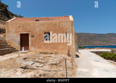 L'île de Spinalonga, la Crète, Grèce. L'église de St George, vers 1661, sur l'ancienne léproserie de Spinalonga, situé dans le golfe de Mirabella. Banque D'Images