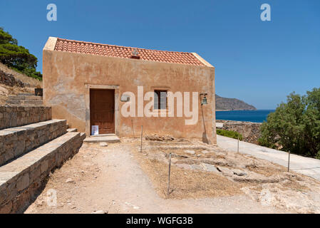 L'île de Spinalonga, la Crète, Grèce. L'église de St George, vers 1661, sur l'ancienne léproserie de Spinalonga, situé dans le golfe de Mirabella. Banque D'Images