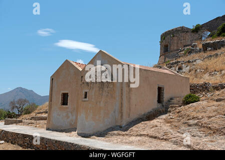 L'île de Spinalonga, la Crète, Grèce. L'église de St George, vers 1661, sur l'ancienne léproserie de Spinalonga, situé dans le golfe de Mirabella. Banque D'Images