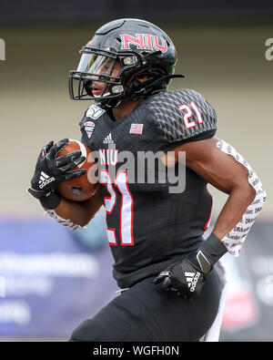 Samedi 31 août- running back Huskies Marcus Jones (21)lors de l'échauffement avant leur match de football NCAA vs l'Illinois State University Redbirds au stade Huskie à DeKalb, Illinois Banque D'Images